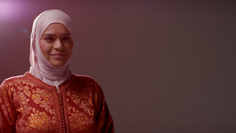 Retrato-De-Estudio-De-Una-Mujer-Musulmana-Sonriente-Usando-Hijab-Contra-Un-Fondo-Liso-6